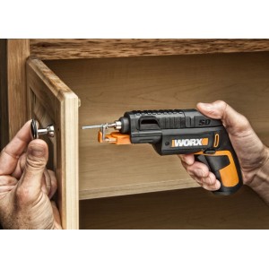 Person montiert mit Worx 4V Akkuschrauber WX255.4 einen Knopf an Holzschrank. Kompakter Schrauber mit Schraubenhalter.