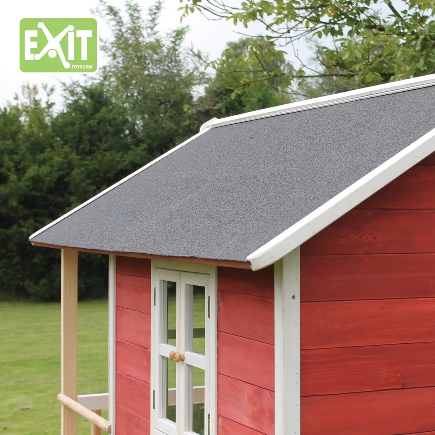 Detailansicht: Rotes EXIT Loft 300 Holzspielhaus mit wasserdichtem Dach.