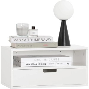 Weißer SoBuy Nachttisch NKD03-W mit Schublade und Ablagefläche, dekoriert mit Büchern und Lampe.