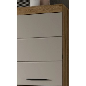 Detailaufnahme: Hängender Badschrank Shawn in Sand und Eiche, 74x79 cm, mit schwarzen Griffen.