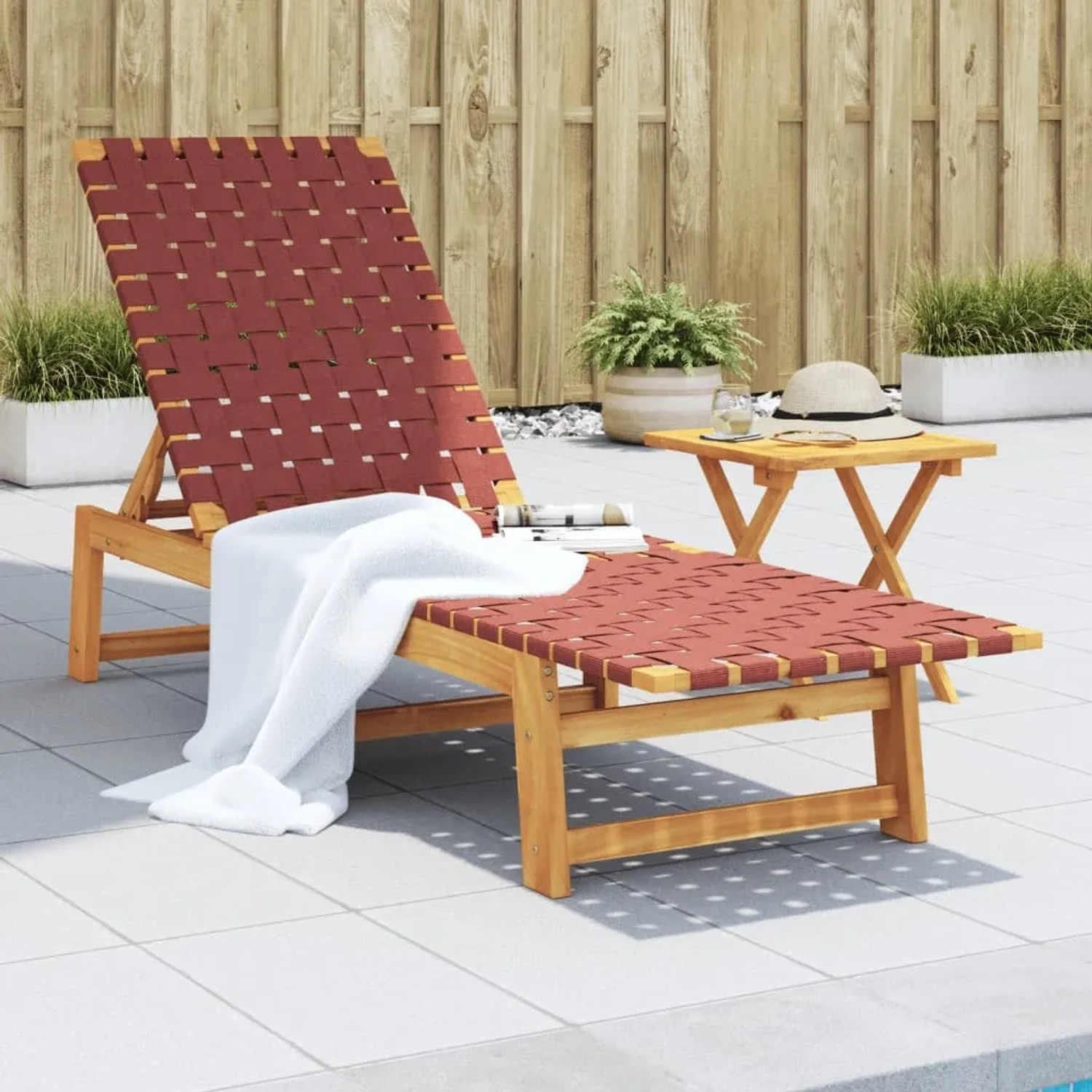 Rote vidaXL Sonnenliege mit Akazienholz-Gestell und kleinem Tisch für Garten oder Terrasse.