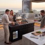 Buschbeck Outdoorküche Dublin Schwarz mit Grill, Sizzle Zone und Getränkekühlschrank.