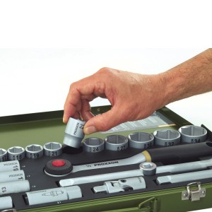 Proxxon Steckschlüsselsatz, 56-teilig im Stahlkasten. Hand legt Steckschlüssel auf Ratsche.