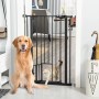 PawHut Türschutzgitter mit Katzenklappe, schwarzes Metall. Hund sitzt, Katze geht durch das Gitter.
