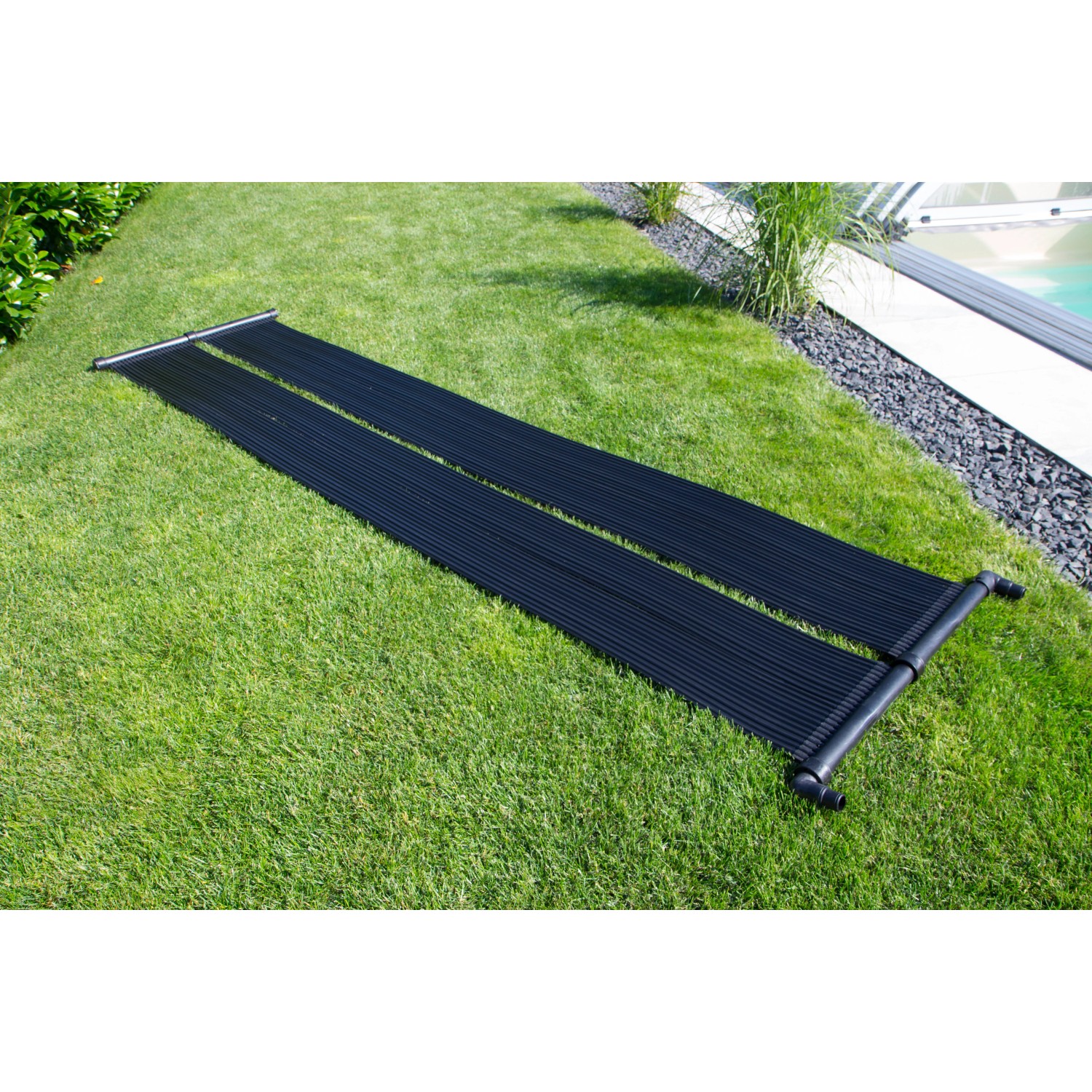 Steinbach Speed Solar Sun Kollektoren auf Rasen, zur Pool-Erwärmung.