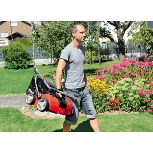 Einhell Elektro-Vertikutierer GE-SA 1640, rot, mit Fangkorb, wird von einer Person getragen.