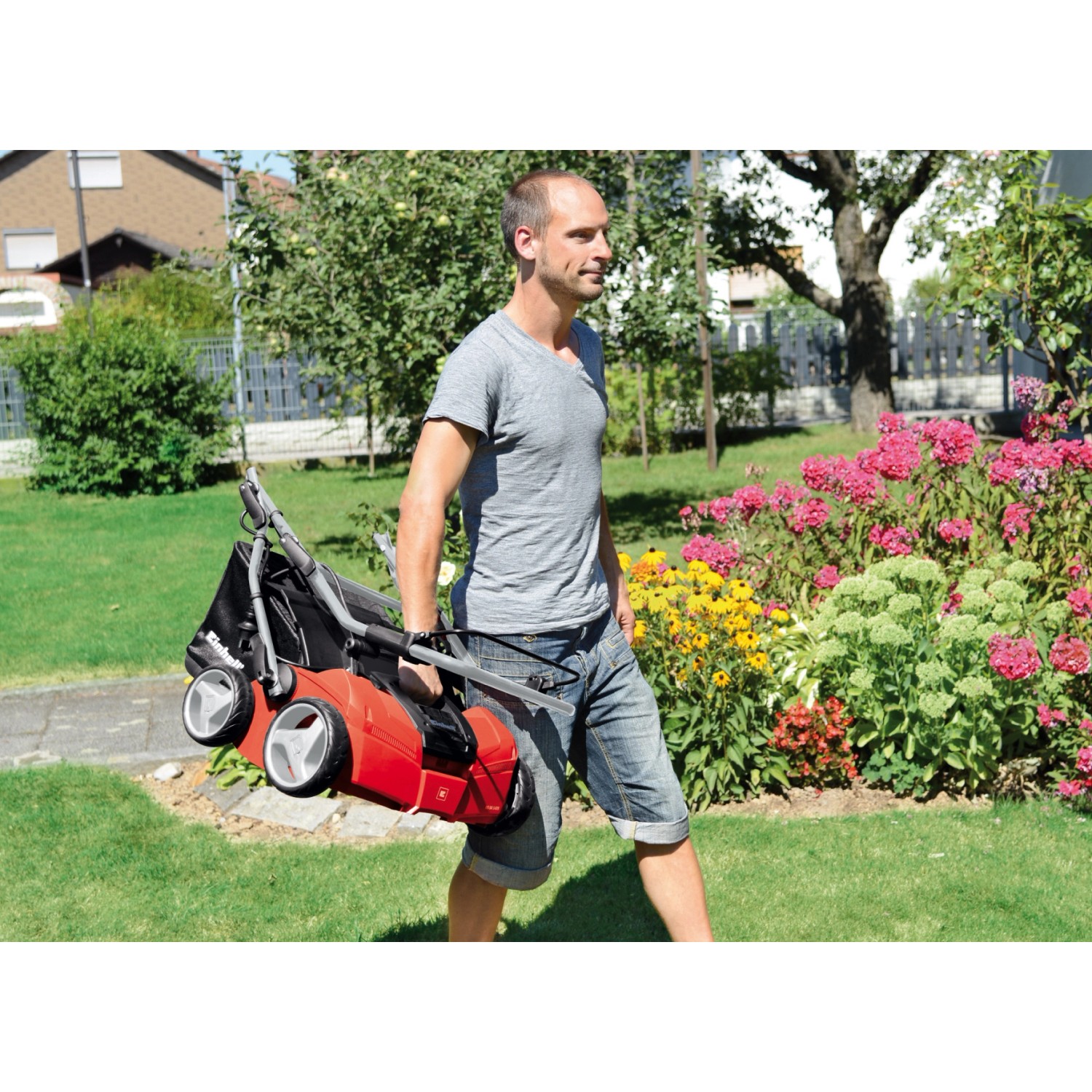 Einhell Elektro-Vertikutierer GE-SA 1640, rot, mit Fangkorb, wird von einer Person getragen.
