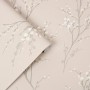 Laura Ashley Vliestapete Pussy Willow Dove Grey mit Weidenkätzchen-Muster.