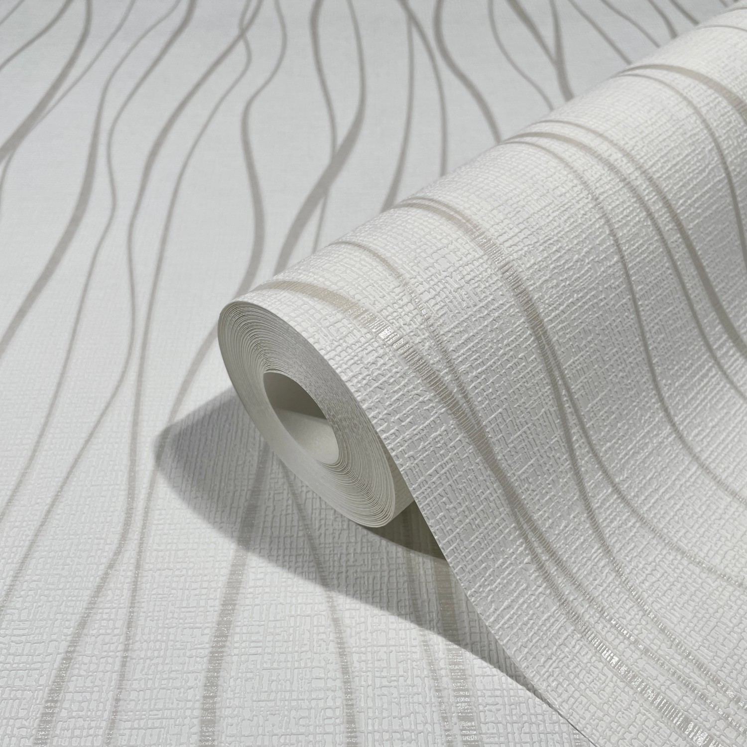 Weiße Marburg Vliestapete Ivy Nov mit Wellenmuster, Rolle angeschnitten.