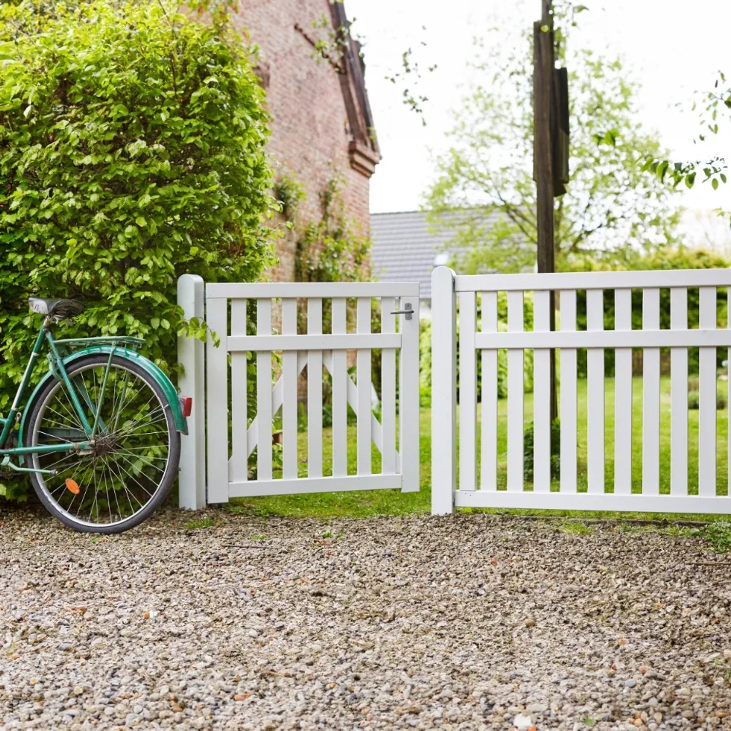 Weißes Einzeltor Country aus Nadelholz, 100x98 cm, im Garten mit Fahrrad