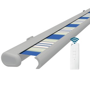 Elektrische Kassettenmarkise in Weiß mit blau-weiß gestreiftem Tuch und Fernbedienung.