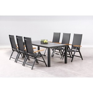 Anthrazitfarbene Cavalese Klappsessel mit Teak-Armlehnen um einen Gartentisch.
