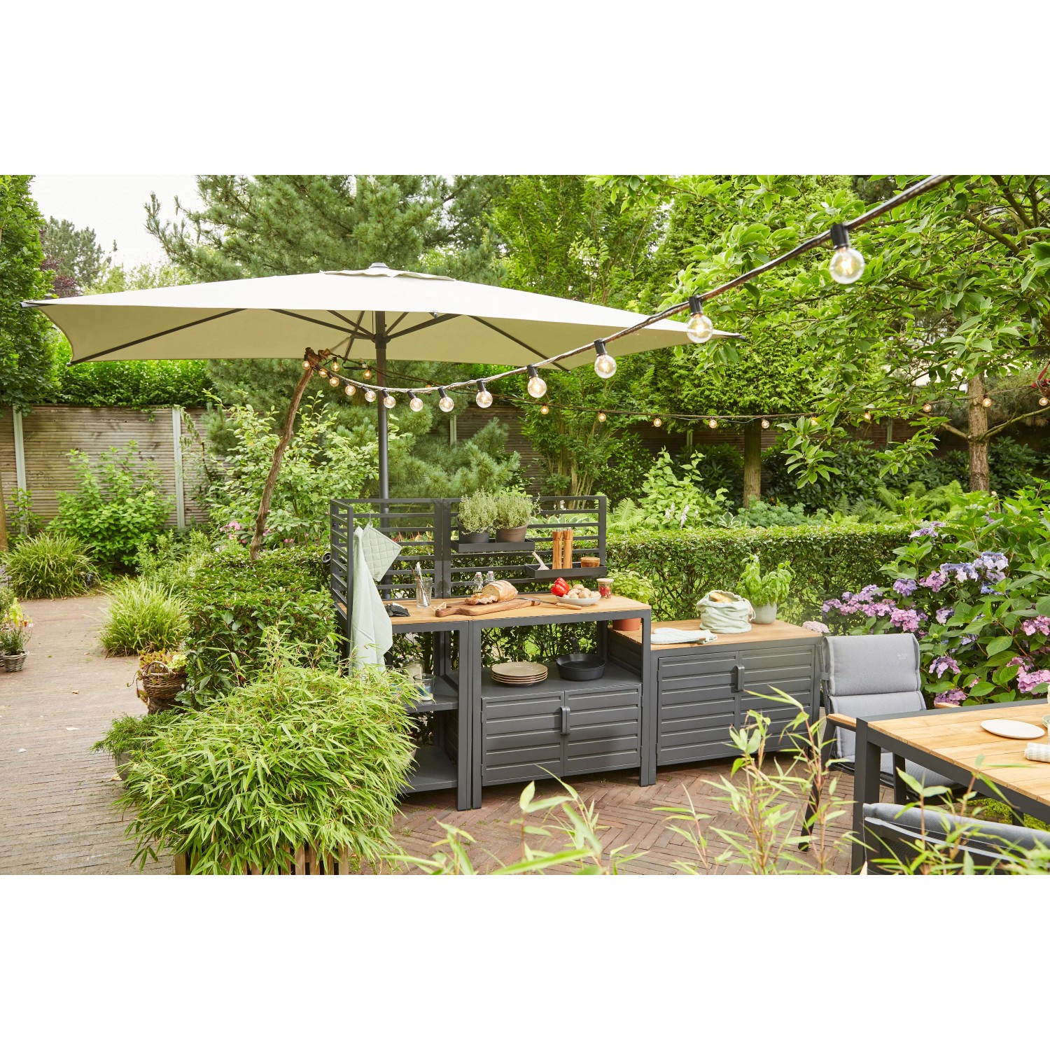 Grauer Siena Garden Marktschirm (200x300 cm) mit Knickfunktion im Garten.