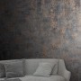 Marburg Vliestapete in Betonoptik Schwarz-Kupfer an Wohnzimmerwand hinter Sofa.