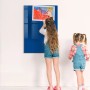 Blaue Glas Magnettafel (70x100 cm) mit Kindern, die ein Bild befestigen. Ideal als Whiteboard für Notizen.