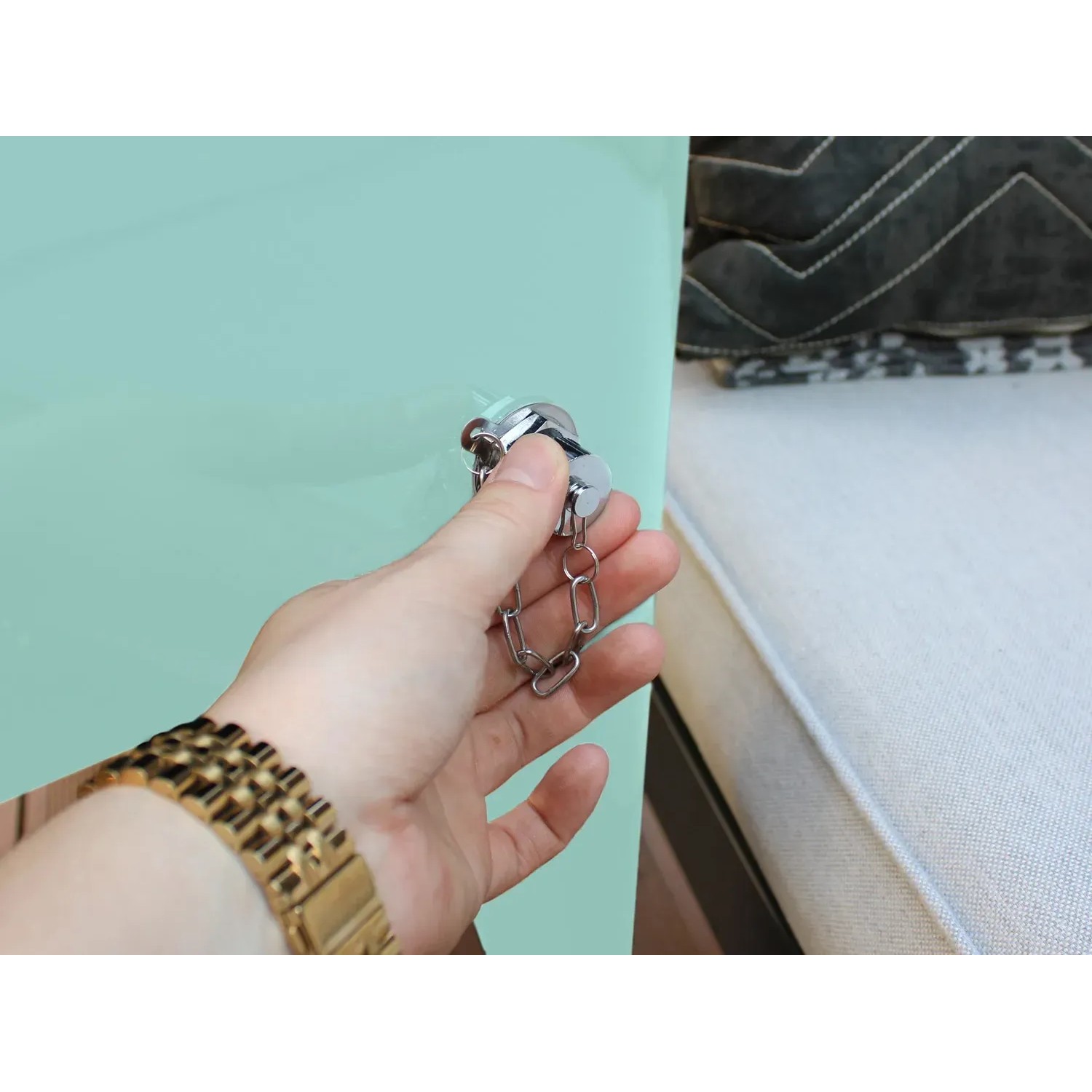 Detailaufnahme: Mintfarbener Axi Kühlwagen Retro mit Ablassventil und Hand. Ideal für Partys.