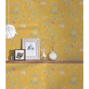 A.S. Création Vliestapete Paradise Garden mit gelbem Äste-Muster, kombiniert mit Dekoelementen auf einem Regal.