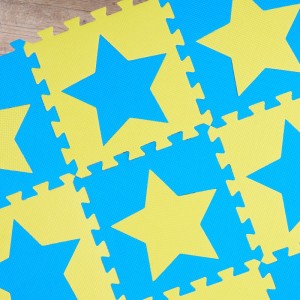 Bunte EVA-Schaumstoff Puzzlematte mit blauen und gelben Sternen für Kinder.