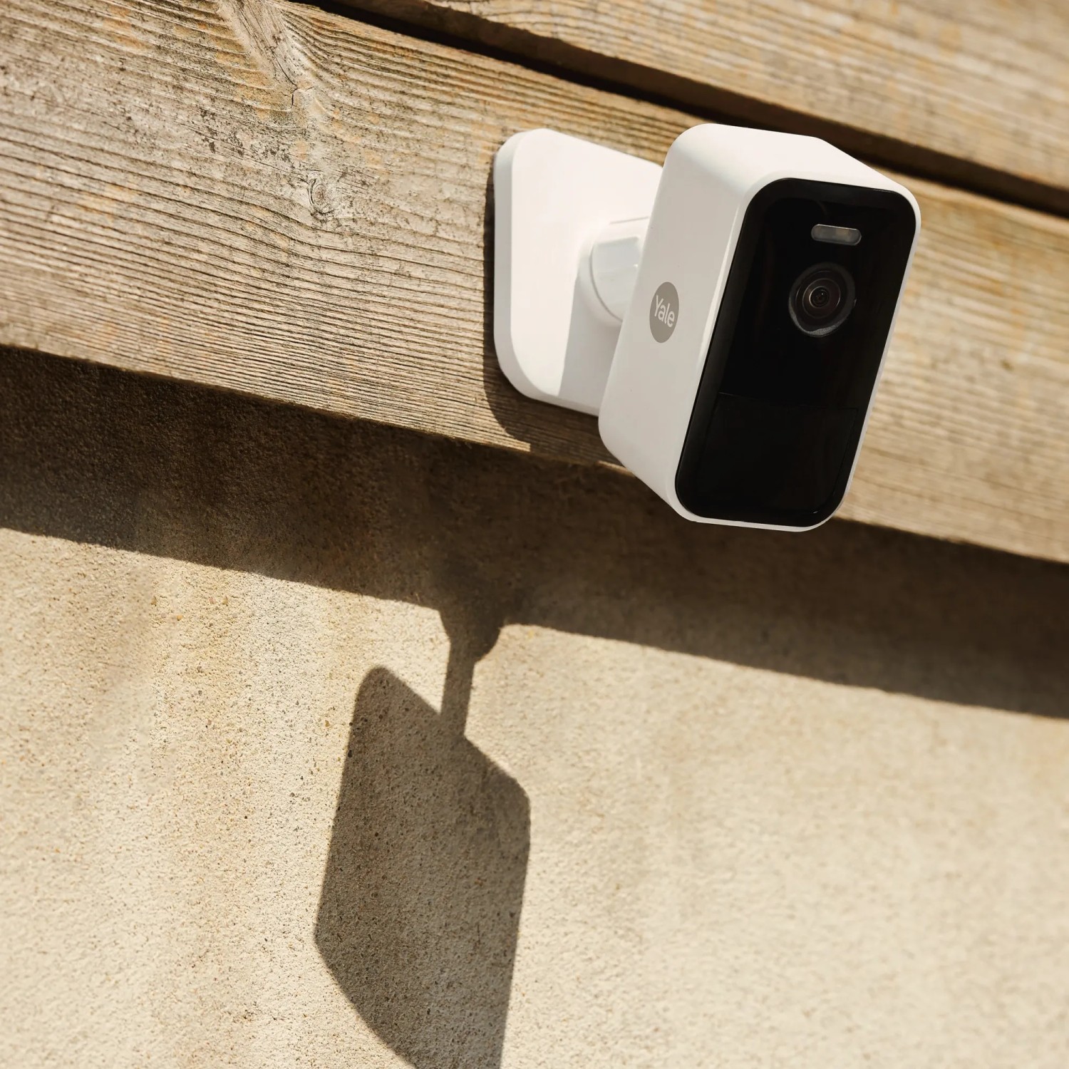 Yale Akku-Überwachungskamera für den Außenbereich, weiße Smart-Camera mit Full HD Auflösung.