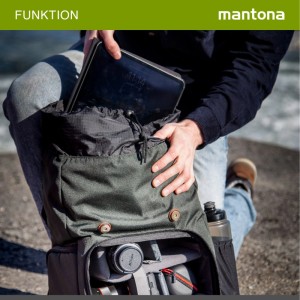 Person packt Tablet in grünen Mantona Fotorucksack. Kameraausrüstung und Trinkflasche sichtbar. Ideal für Outdoor & Reisen.