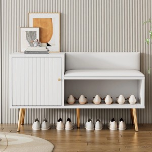 Weiße Schuhbank mit gepolsterter Sitzfläche, geschlossenem Stauraum und offenem Schuhregal. Goldene Beine, ideal für Flur.