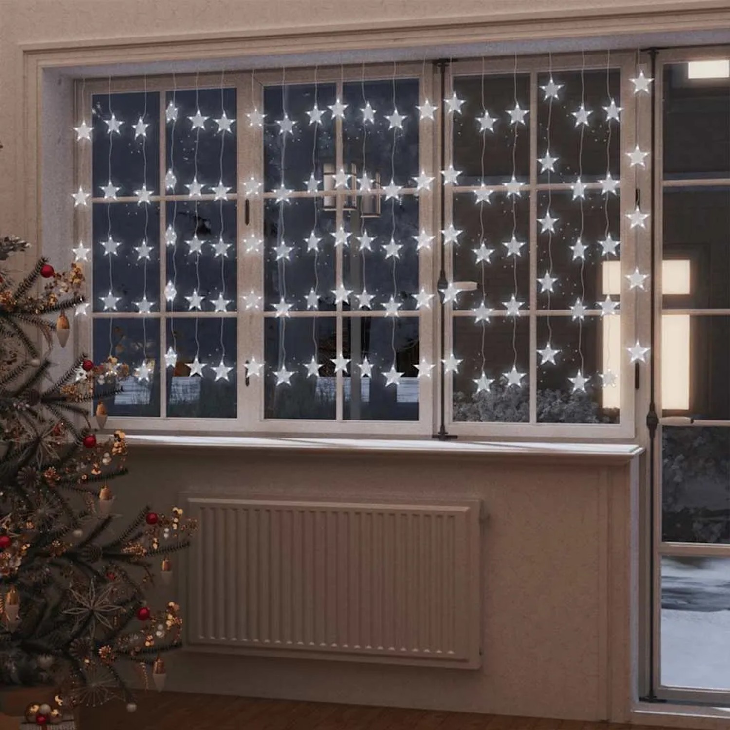 LED Sternenvorhang Lichterkette mit kaltweißen Sternen als Fensterdekoration. Ideal für Weihnachtsbeleuchtung innen & außen.