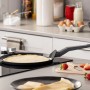 Fackelmann Crepepfanne Statement 25 cm auf Induktionsherd mit fertigem Crepe und Erdbeeren.