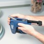 Rapid Akku-Tacker BTX10 in Aktion, blau, mit Klammern, ideal zum Befestigen und Polstern.