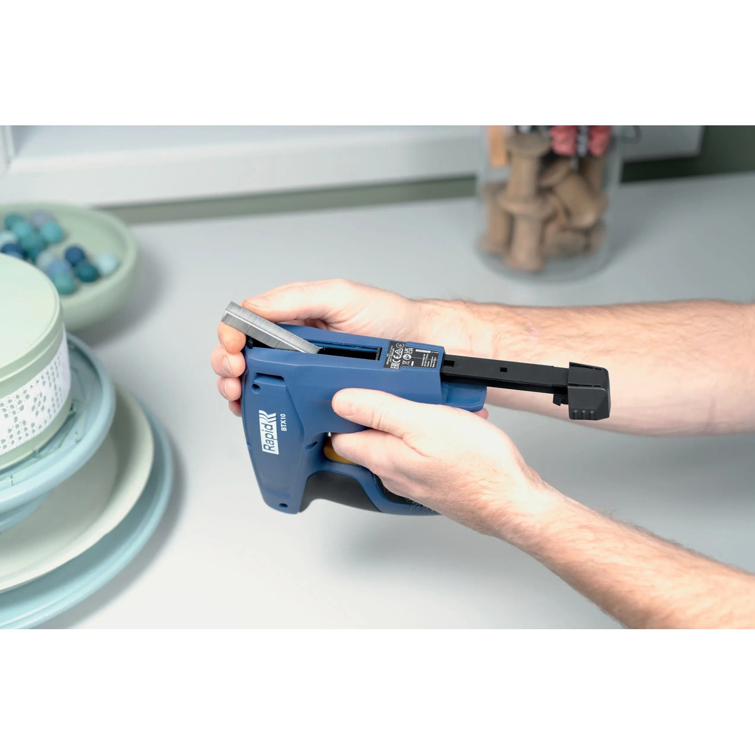Rapid Akku-Tacker BTX10 in Aktion, blau, mit Klammern, ideal zum Befestigen und Polstern.