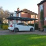 Grauer Canopia Carport Verona 5000 mit Auto. Aluminium Carport mit Polycarbonat-Stegplatten.