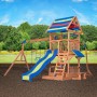 Spielturm Northbrook aus Zedernholz mit Rutsche, Schaukel, Kletterwand und Picknickbereich.