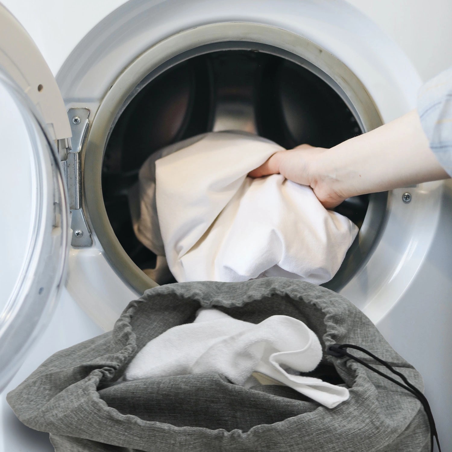 Wäschesack Set (100L & 60L) wird in eine Waschmaschine entleert.