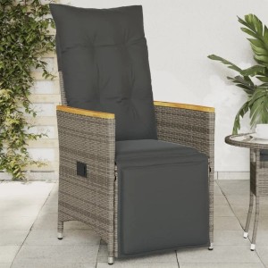 Grauer verstellbarer Poly Rattan Gartensessel mit dunklen Kissen und Holzarmlehnen auf Terrasse.
