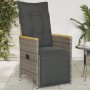 Grauer verstellbarer Poly Rattan Gartensessel mit dunklen Kissen und Holzarmlehnen auf Terrasse.