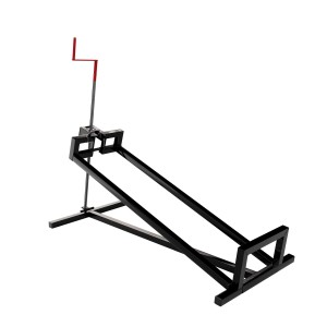 Schwarzer Juskys Rasentraktorheber mit Handkurbel und Handschuhen.