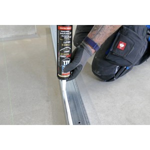Anwendung von Soudal Fix ALL X-treme Power, weiß, zum Kleben auf Metall.