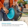 Gardena Schlauchbox Move mit Schlauch und Spritze in der Hand, mobil und kompakt.