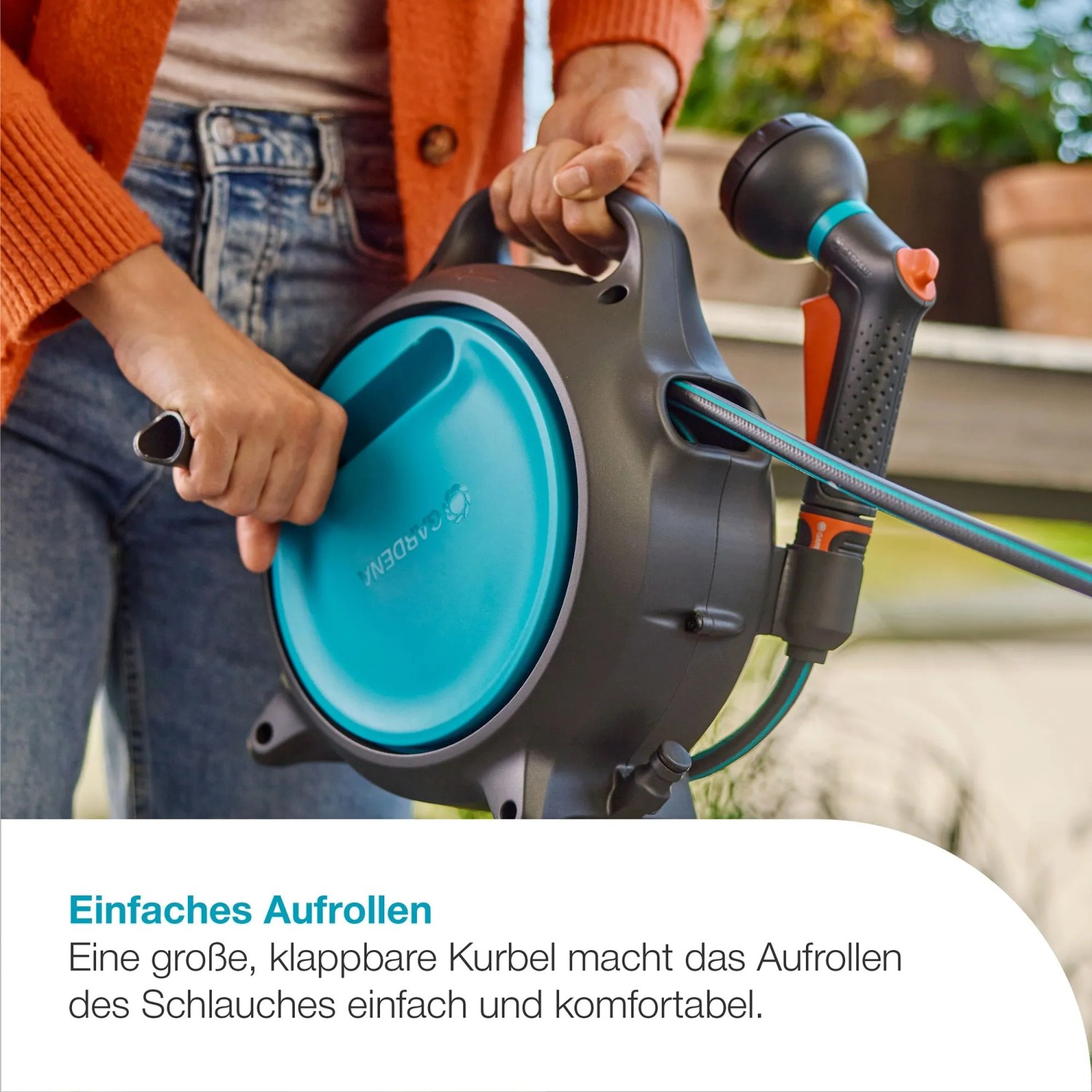 Gardena Schlauchbox Move mit Schlauch und Spritze in der Hand, mobil und kompakt.