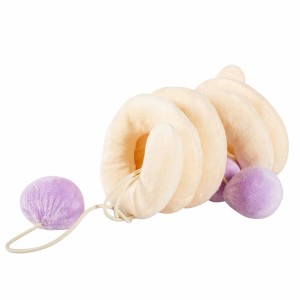 Beiges Coockoo Katzenspielzeug Twister mit lila Plüschbällen.