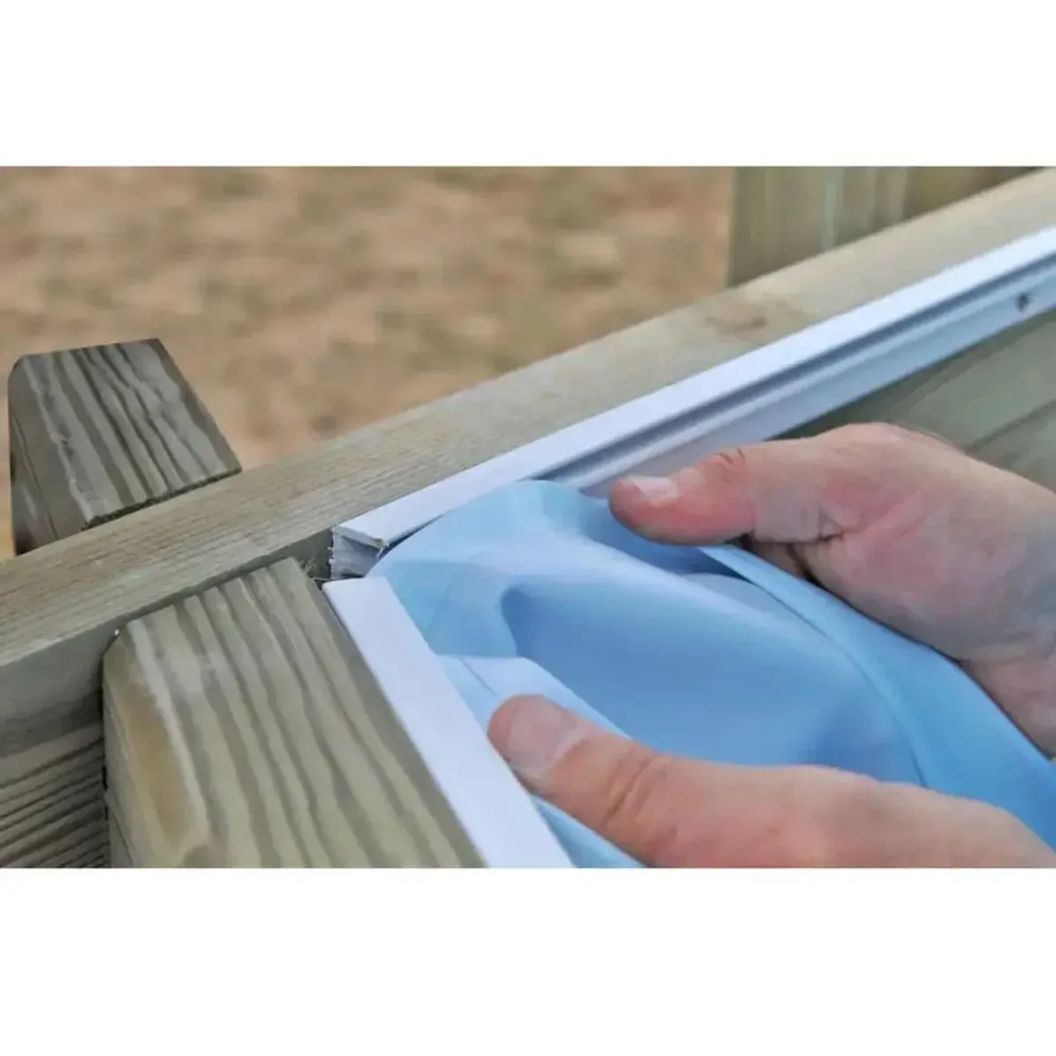 Detailaufnahme: Montage der blauen Innenfolie im Holzpool Bahamas.