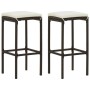 Zwei braune Barhocker aus Rattan mit cremefarbenen Kissen, Teil des vidaXL Gartenbar-Sets.