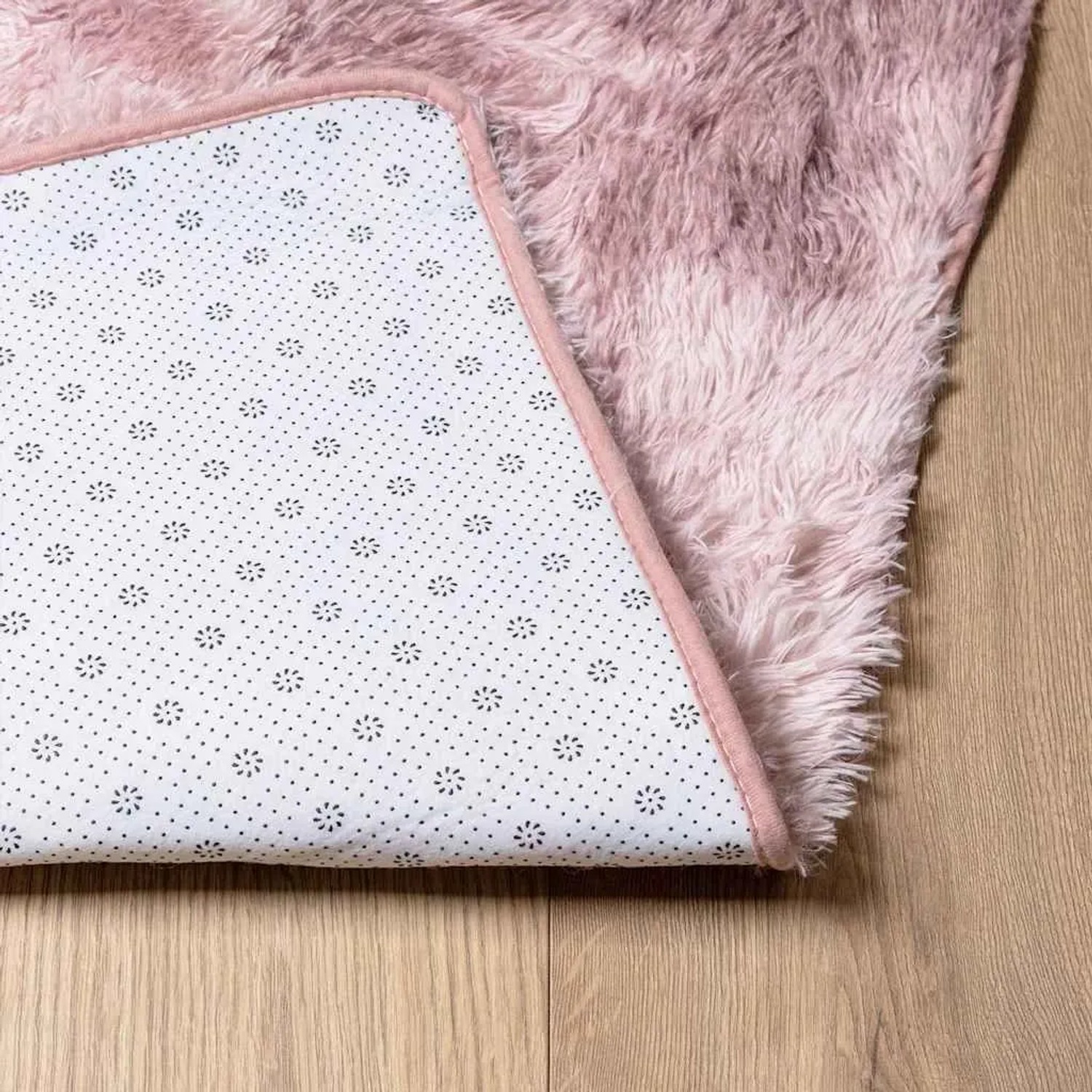 Altrosa Shaggy Hochflorteppich aus Polyester, Unterseite mit rutschfesten Noppen auf Holzfußboden.