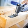LUX Multitool E-MFW-23 in Aktion: Multifunktionswerkzeug sägt Nagel in Holz. Vielseitiges Elektrowerkzeug.
