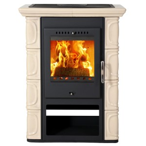 Thorma Augsburg Kaminofen in Cappuccino mit Keramikverkleidung und brennendem Holz.