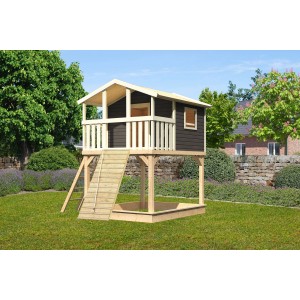 Karibu Stelzenhaus Benjamin mit Holzrampe in Terragrau und Sandkasten im Garten.