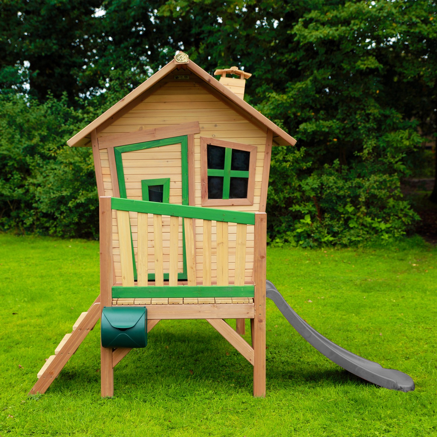 Axi Spielhaus Robin mit Rutsche, braun/grün, 264x177x203 cm, aus FSC®-Holz. Schräges Design mit Schornstein.
