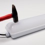 Schlagfeste LED-Feuchtraumleuchte Strip (11W) mit Hammer, ideal für Werkstatt & Garage.