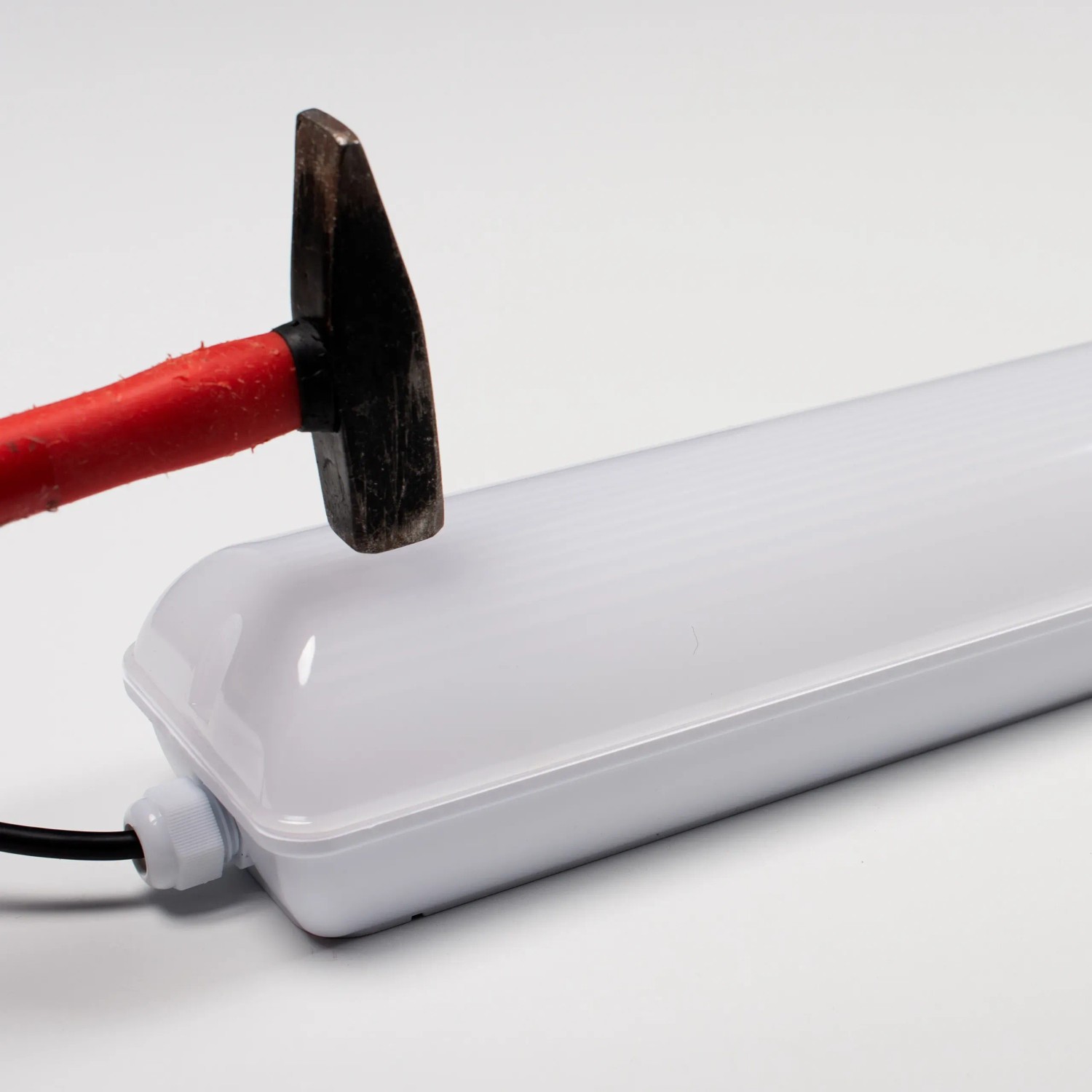 Schlagfeste LED-Feuchtraumleuchte Strip (11W) mit Hammer, ideal für Werkstatt & Garage.