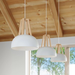 Moderne Hängelampe Casco von Sollux Lighting, weißer Lampenschirm mit Holzdetails.