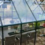 Halls Gewächshaus GardenRoom Set, grüne Pflanzenzucht mit Tisch und Stühlen.